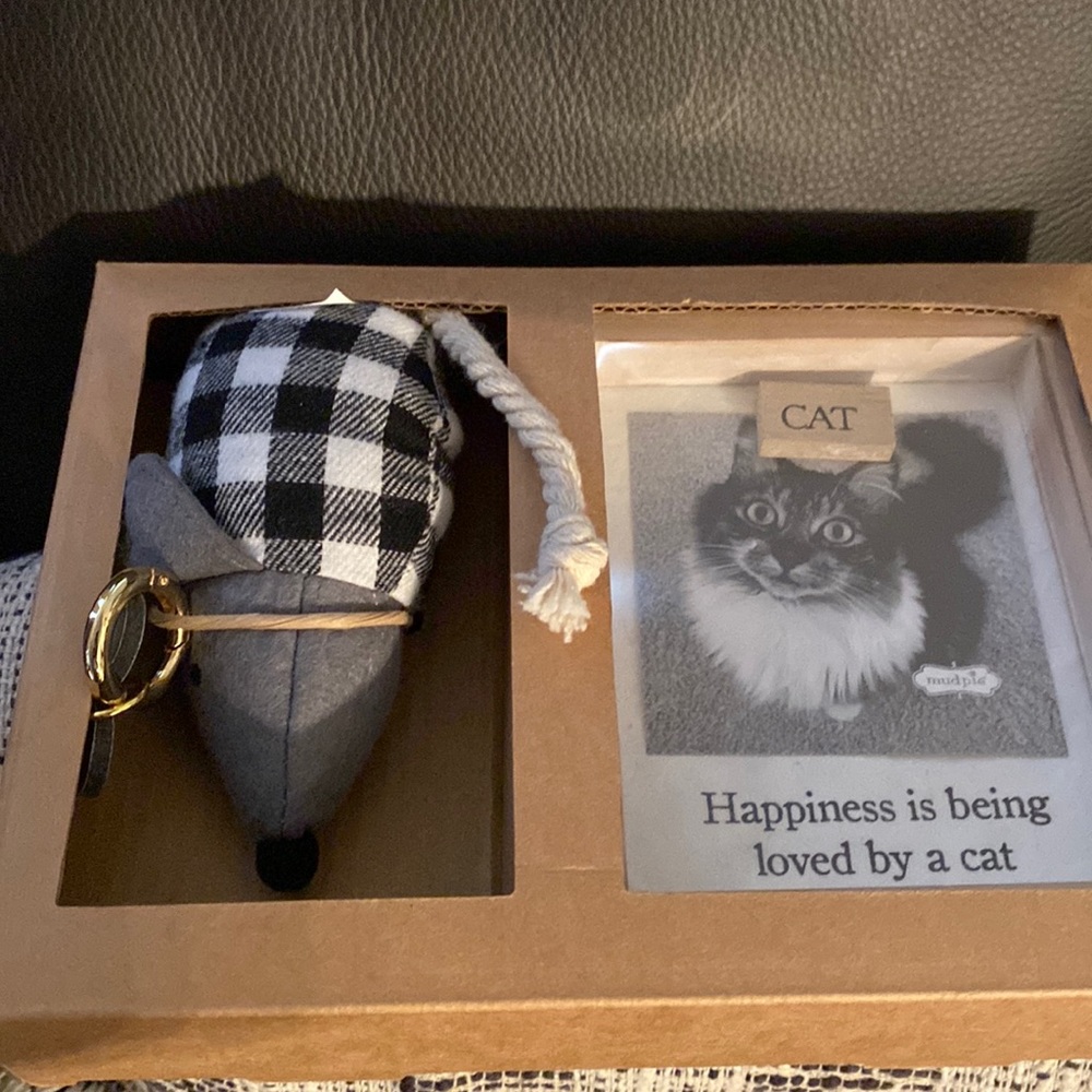 mudpié Muddy
+ Paws
Gift Box
INCLUDES PLUSH TOY, MAGNET FRAME, AND COLLAR CHARM